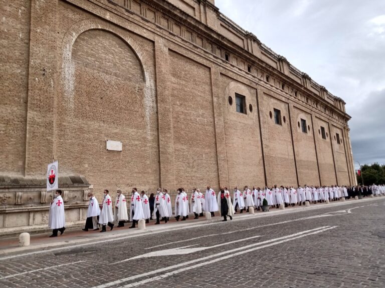 la camminata silenziosa dei templari per le vie di Assisi